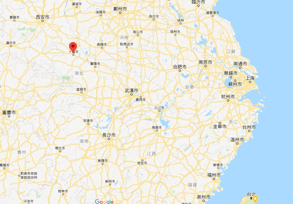 為遏止武漢肺炎疫情擴散,中國大陸湖北省十堰市張灣區(紅點處)從12日午夜起實施「戰時管制」,所有樓棟一律實施全封閉管理,非必要人員不得出入,居民物資由政府配送。(圖取自Google地圖網頁google.com/maps)