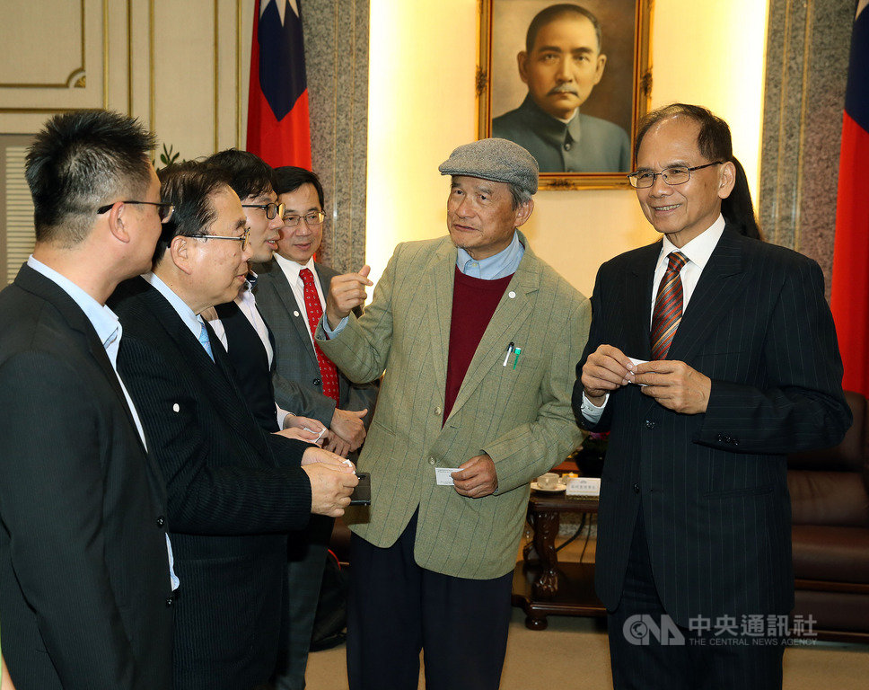 武漢肺炎疫情蔓延,台灣聯合國協進會理事長蔡明憲(右2)等人13日下午拜會立法院長游錫堃(右1),呼籲台灣新國會應不分朝野盡速通過共同決議,支持台灣參加WHO。中央社記者郭日曉攝 109年2月13日