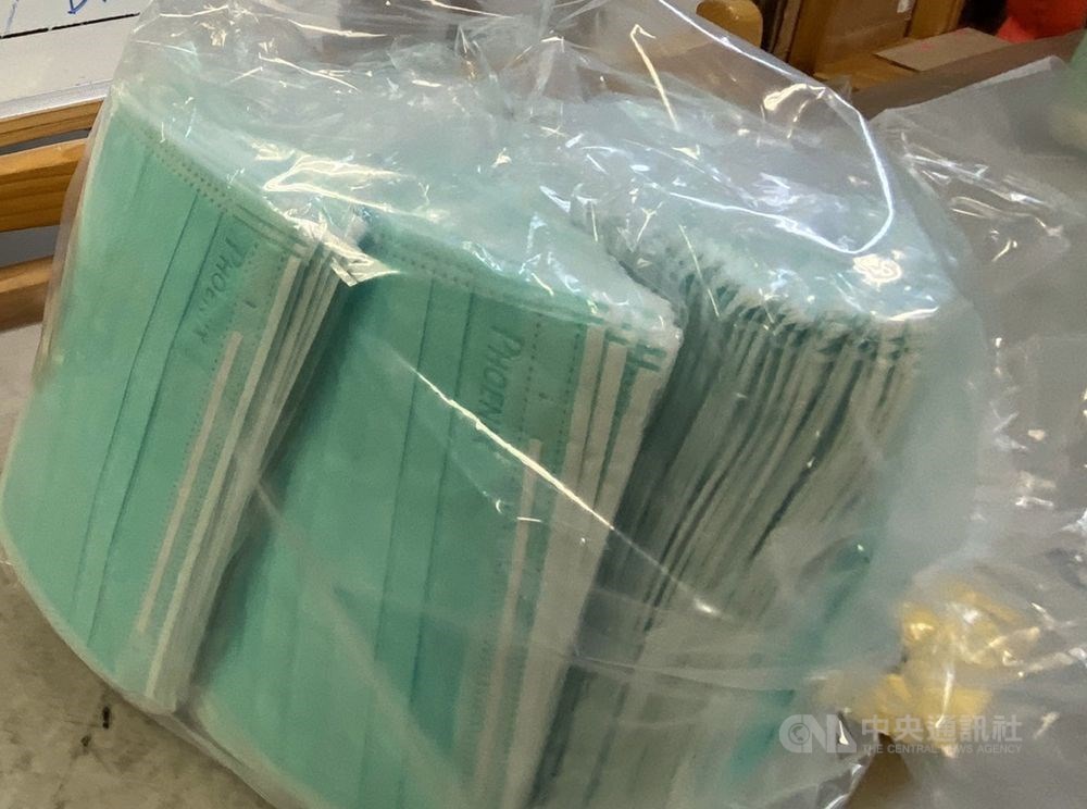 武漢肺炎疫情持續在中國蔓延,台北關13日查獲一名前往上海台商,超帶1959片口罩,先是托運行李夾帶被發現,出境安檢時再度被查獲隨身行李也超帶,創口罩禁令發布以來、旅客超攜最大案。(示意圖/中央社檔案照片)