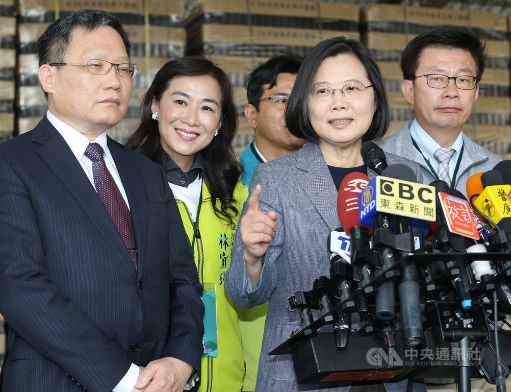 總統蔡英文(前右)14日南下台灣菸酒公司隆田酒廠視察防疫用酒精生產情形,致詞時感謝在這次疫情期間,台酒為了防疫需求全力投入,立即調整生產線、協調客戶供應防疫需要的酒精。中央社記者郭日曉台南攝 109年2月14日