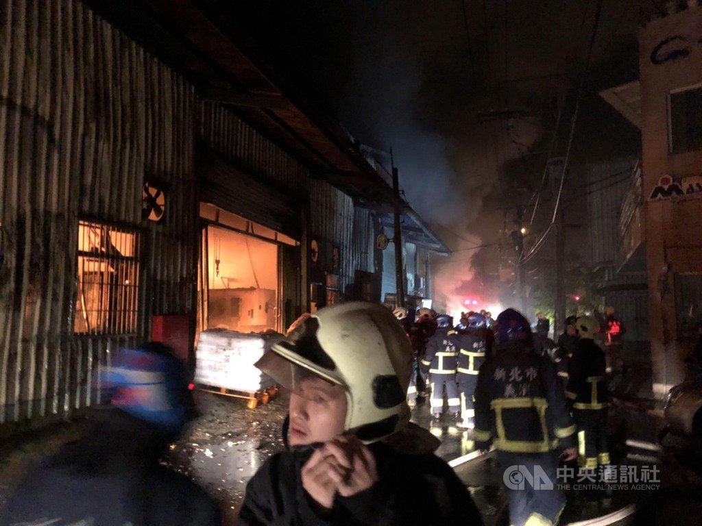 新北市土城區承天路一家塑膠工廠13日深夜發生火警,現場燃燒3間工廠,市府消防局派出人車搶救。(翻攝照片)中央社記者黃旭昇新北傳真 109年2月14日