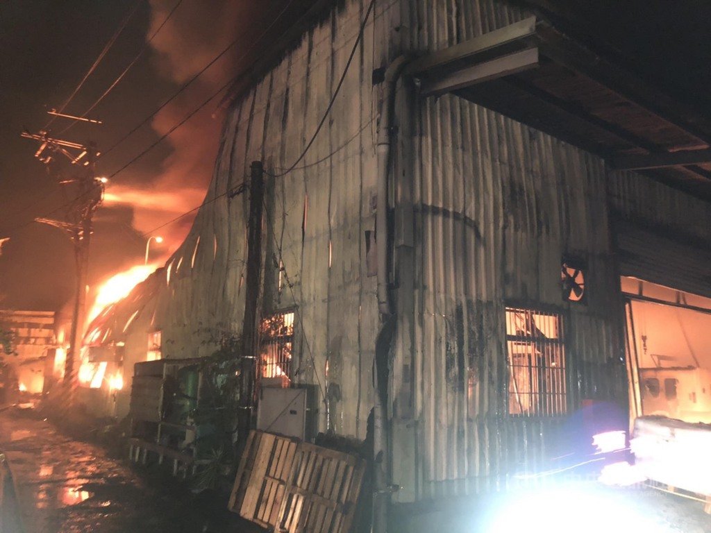 新北市土城區承天路一家塑膠工廠13日深夜發生火警,現場為連棟鐵皮建築物,市府消防局派出人車搶救。(翻攝照片)中央社記者黃旭昇新北傳真 109年2月14日