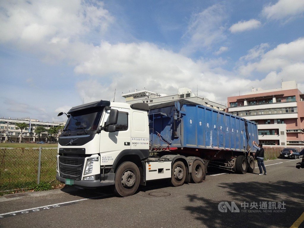 高雄市一輛消防水箱車13日晚間出勤時,在鳳山區與張姓男子駕駛的連結車(圖)發生擦撞,水箱車翻覆,造成車內5消防員1死4輕重傷。警方14日初步調查,主要肇禍原因疑張男在綠燈轉黃燈時搶快釀禍。中央社記者陳朝福攝 109年2月14日