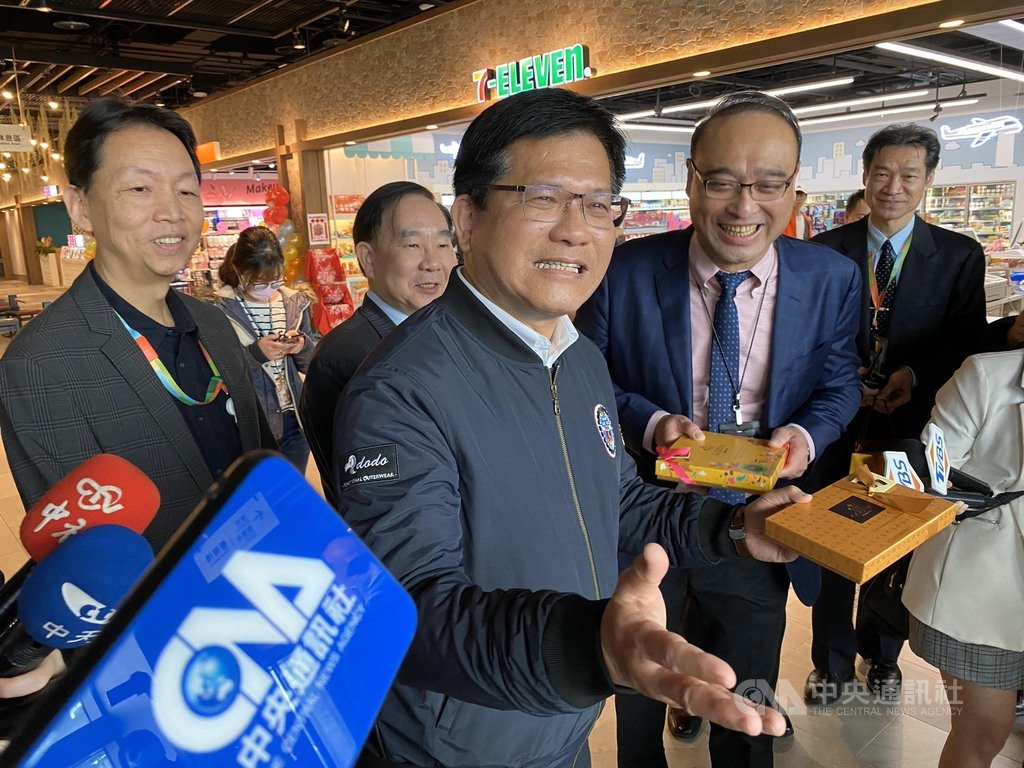 交通部長林佳龍(前中)14日上午前往桃園機場視察,針對免稅店業者提出減免權利金與租金的呼聲,林佳龍表示,將減免航班降落費用、土地場站的租金、權利金,沒有限制門檻。中央社記者邱俊欽桃園機場攝 109年2月14日