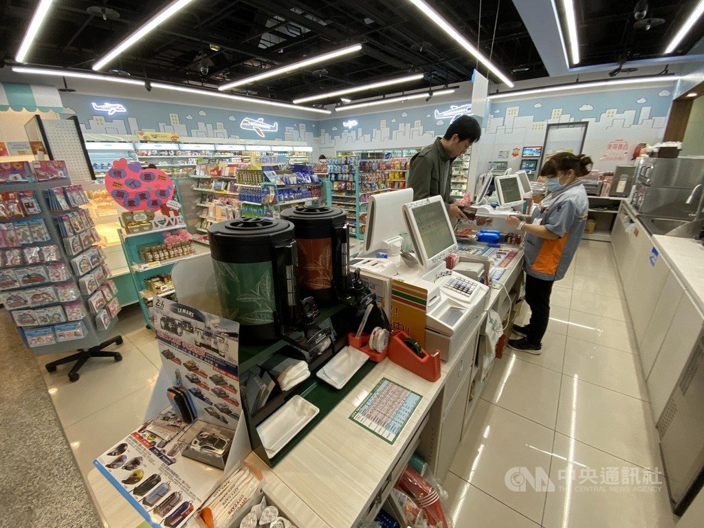 受俗稱武漢肺炎的2019年冠狀病毒疾病(COVID-19)疫情衝擊,機場旅客量銳減,桃園機場產業發展協會常務理事詹成吉表示,疫情重創免稅店業績,最慘的業績量為平日的3成,盼政府能減免權利金與租金。中央社記者邱俊欽桃園機場攝 109年2月14日