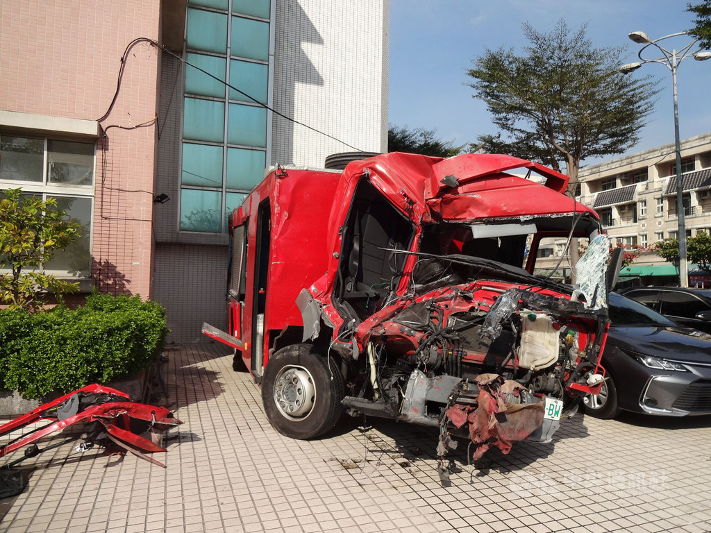高雄市消防局鳳祥分隊水箱車13日與聯結車發生擦撞,造成消防員1死4傷,肇事水箱車(圖)14日拖回消防單位,車頭幾乎全毀。中央社記者陳朝福攝 109年2月14日