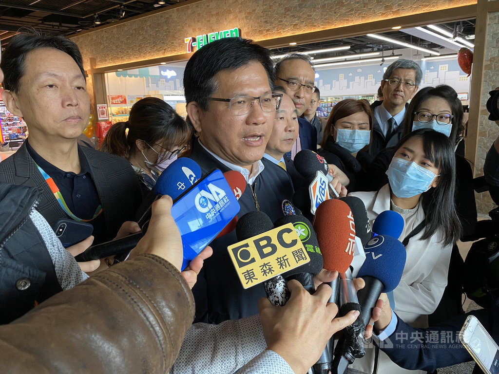 針對因應武漢肺炎衝擊產業的紓困措施,交通部長林佳龍(前中)14日表示,對於內需型的服務業包括餐廳、會展與各種零售會搭配一起規劃,交通部會密切配合,搭配未來的國民旅遊,觀光復甦一起推出。中央社記者邱俊欽桃園機場攝 109年2月14日