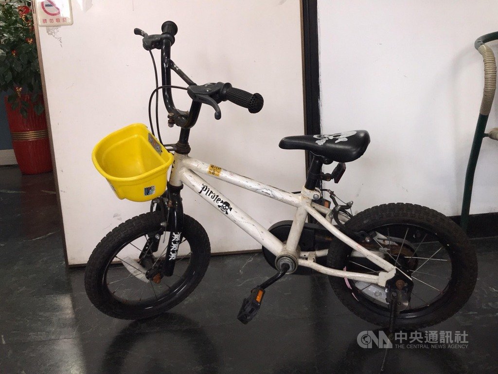 宜蘭市一名身高約160公分林姓男子12日前往單車行要購買兒童腳踏車時,竟趁機直接騎走兒童腳踏車,警方13日循線逮捕林男送辦。(警方提供)中央社記者沈如峰宜蘭縣傳真 109年2月14日