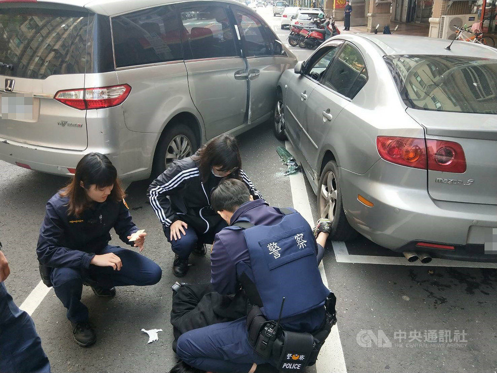 一名卓姓竊車賊14日駕駛贓車意圖躲避桃園中壢警方逮捕,執勤員警最終連開2槍射中贓車輪胎,順利逮捕卓男。(中壢警分局提供)中央社記者邱俊欽桃園傳真 109年2月14日