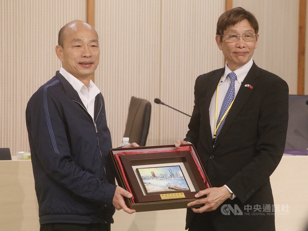 高雄市長韓國瑜(左)14日下午親自接待日本台灣商會聯合總會訪問團等一行並致贈紀念禮品,由總會長河道台(右)代表接受。中央社記者董俊志攝 109年2月14日