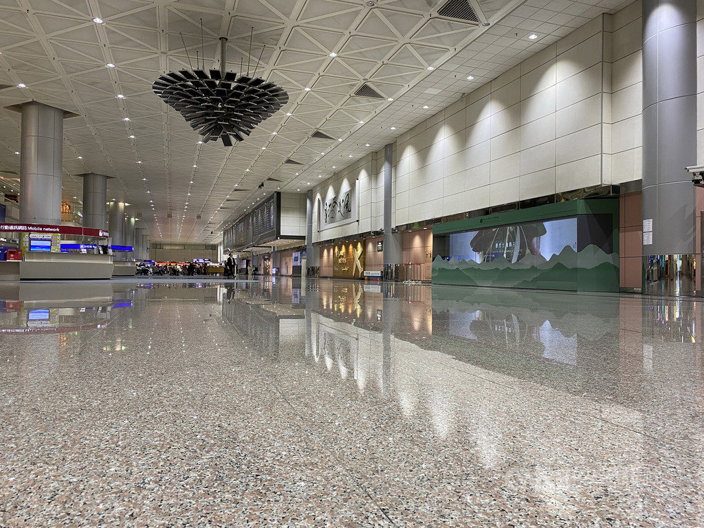 武漢肺炎疫情影響,桃園機場旅運量受衝擊,據桃機公司統計資訊表示,桃園機場14日旅客量為6萬4000多人,而非疫情時期的旅客日均量約為13萬多人。圖為第二航廈入境大廳一片空蕩蕩。中央社記者邱俊欽桃園機場攝 109年2月14日