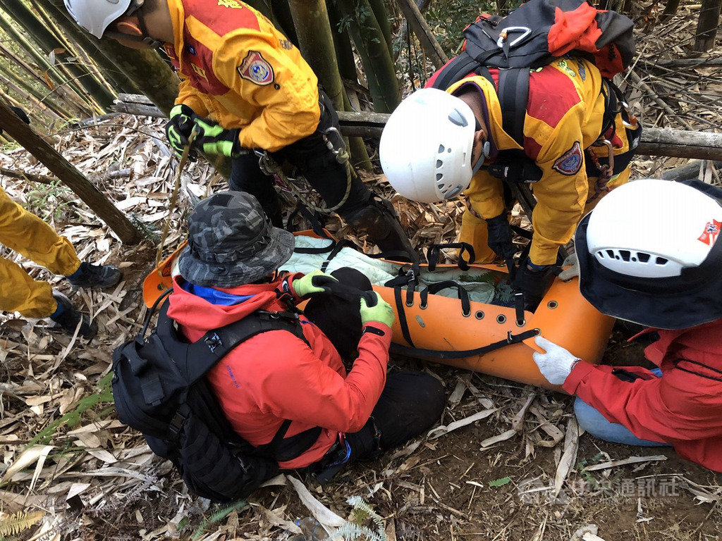 一名來自日本的飛行傘玩家14日在南投縣埔里鎮虎頭山飛行時,突然人、傘分離墜落,高度約200公尺,南投縣消防局在樹林找到這名玩家,已明顯失去生命徵象。(消防局提供)中央社記者蕭博陽南投縣傳真 109年2月14日