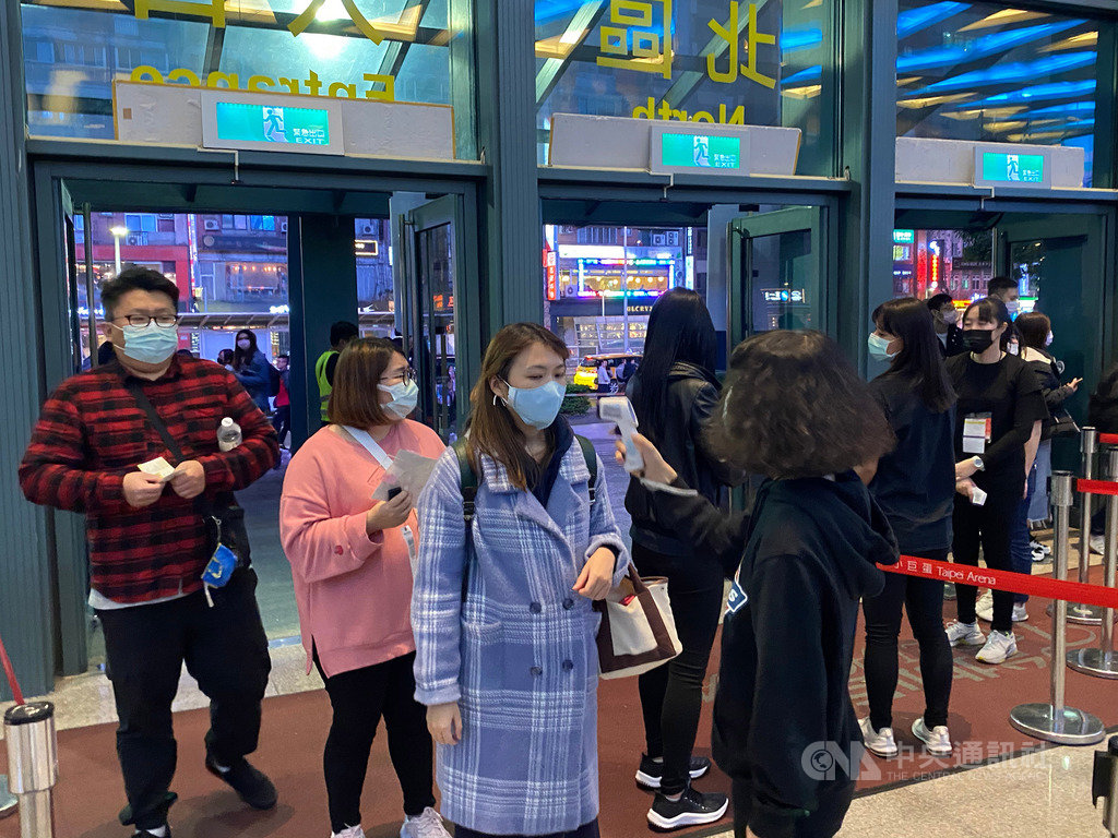 歌手A-Lin第3度站上台北小巨蛋,14日情人夜開唱,受到近期武漢肺炎疫情影響,主辦單位繃緊神經,審慎實施防疫措施,為入場觀眾測量體溫並提供酒精消毒等。中央社記者陳秉弘攝 109年2月14日