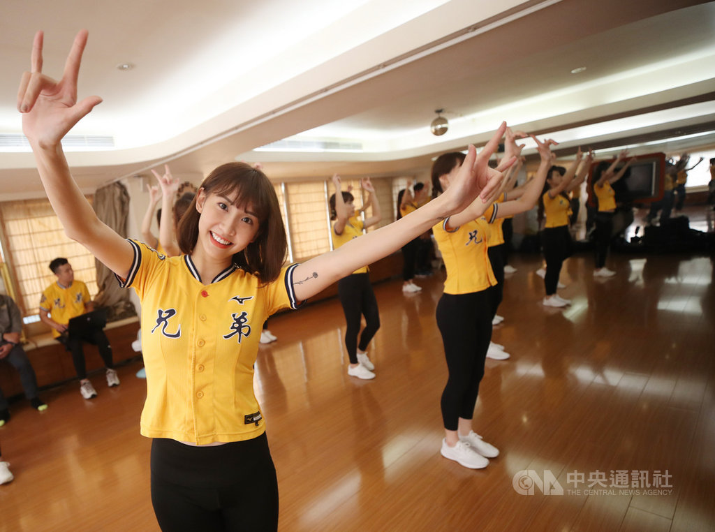 中職中信兄弟隊專屬啦啦隊Passion Sisters(熱情姐妹)在台北舞蹈教室展開春訓,為新球季做好準備,成員粿粿(前左)等人14日展現訓練成果。中央社記者張新偉攝 109年2月14日