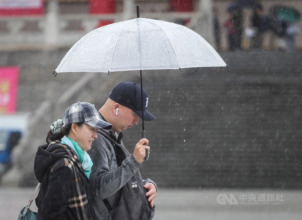 氣象局表示,14日上午各地為多雲到晴,由於鋒面仍在北部海面,加上熱力作用,中午前後西半部及東北部將轉為有局部短暫陣雨或雷雨,並有局部大雨發生的機率。(中央社檔案照片)