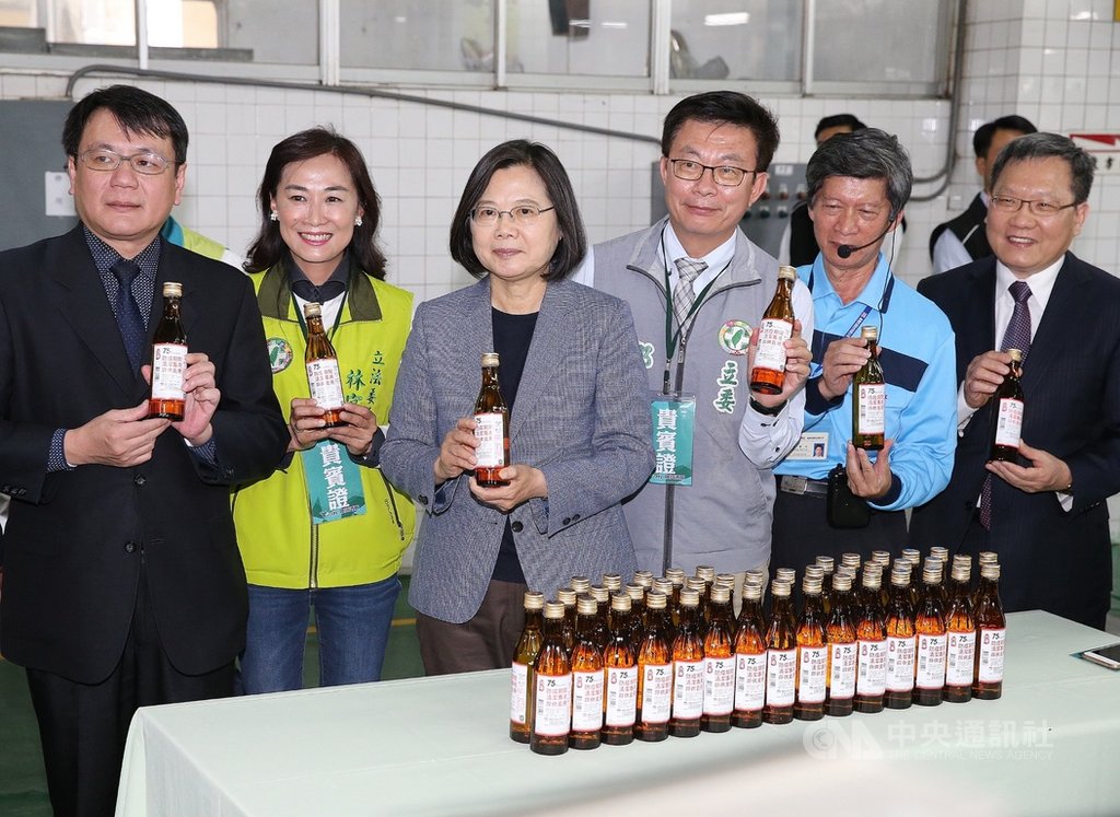 總統蔡英文(左3)14日到台南台灣菸酒公司隆田酒廠視察防疫用酒精包裝、生產等情形,蔡總統指出,防疫酒精供給穩定,呼籲大家不要囤貨。中央社記者郭日曉攝 109年2月14日
