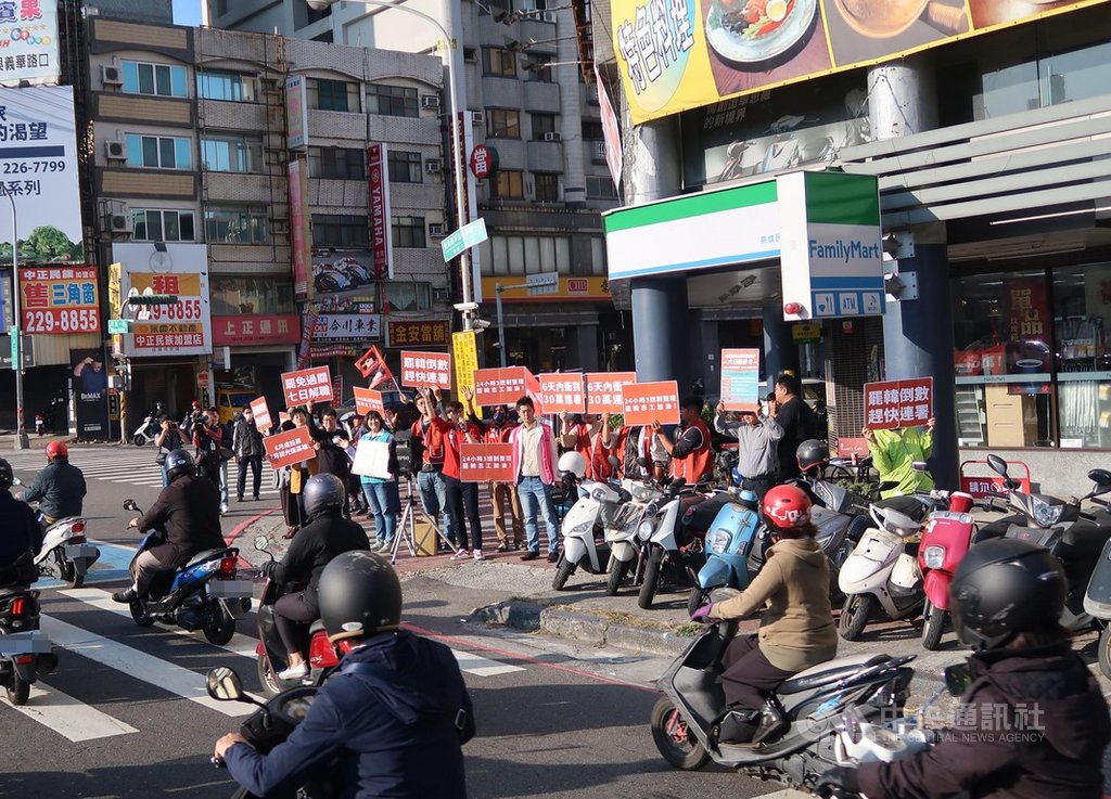 罷韓公民團體14日繼續站街口宣傳罷免案,呼籲尚未簽署的民眾趕快響應。中央社記者王淑芬攝 109年2月14日