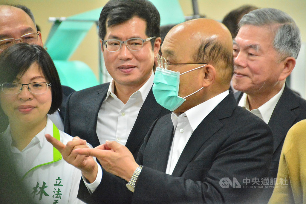 行政院長蘇貞昌(前右)14日到新北市視察口罩設備生產新機組時表示,13日在院會已告訴教育部長潘文忠,口罩產能增加後,「學校開學後,中小學以下都會經由教育部提供(口罩)給學校」。中央社記者黃旭昇新北市攝 109年2月14日