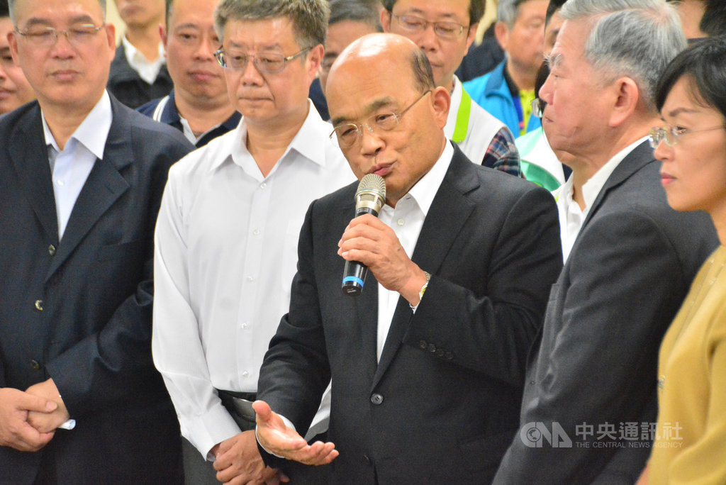 對於前總統馬英九批評中央撤回有條件開放陸配子女入境,行政院長蘇貞昌(中)14日到新北市視察口罩生產機械的組裝情形時表示,自救才能救人,救人要量力而為,所以會以救國人優先,絕對沒有任何歧視。中央社記者黃旭昇新北攝 109年2月14日
