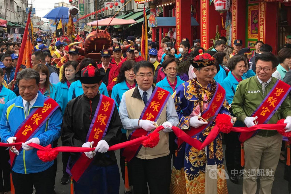 台南市佳里區金唐殿舉辦庚子香科醮典,14日由台南市長黃偉哲(前中)等人為百足真人蜈蚣陣開館剪綵。中央社記者楊思瑞攝 109年2月14日
