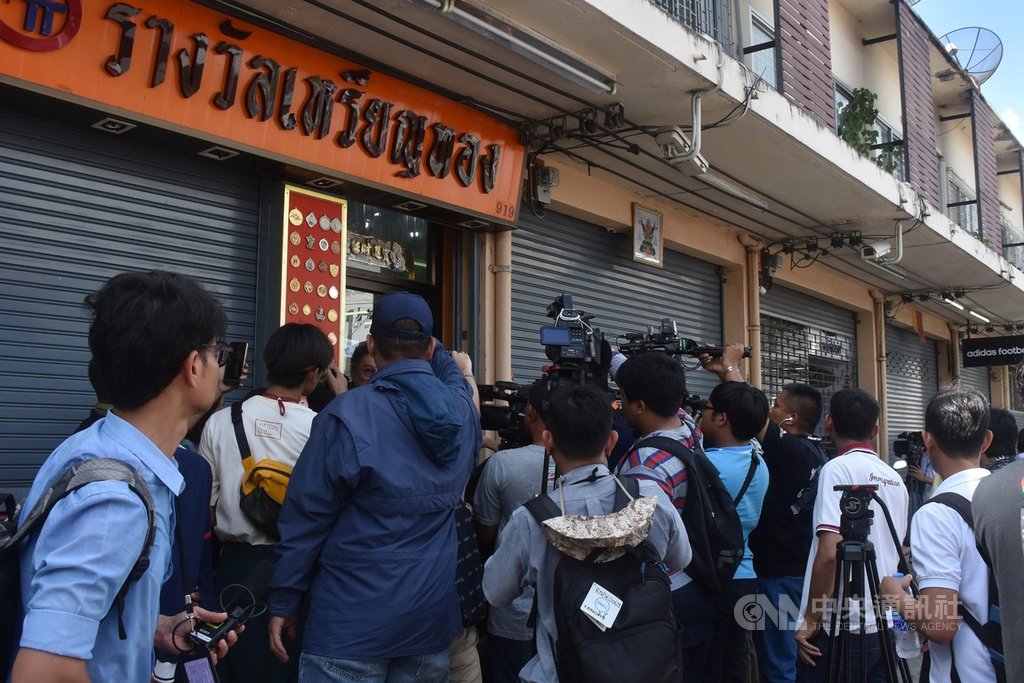 曼谷市中心的朱拉10巷14日早上驚傳槍響,由於發生在呵叻府軍人殺人事件後,大批媒體前往採訪。中央社記者呂欣憓曼谷攝 109年2月14日