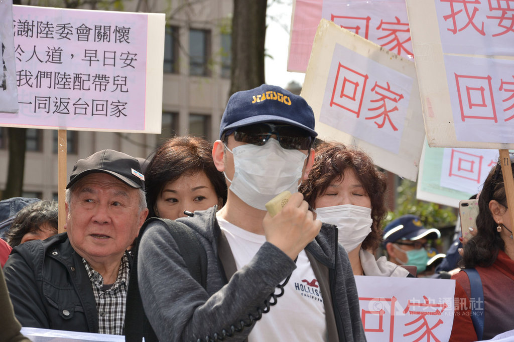 滯留湖北國人的家屬14日聚集在陸委會所在大樓外陳情,希望政府能提供協助,讓滯留湖北國人盡快返台。中央社記者賴言曦攝 109年2月14日