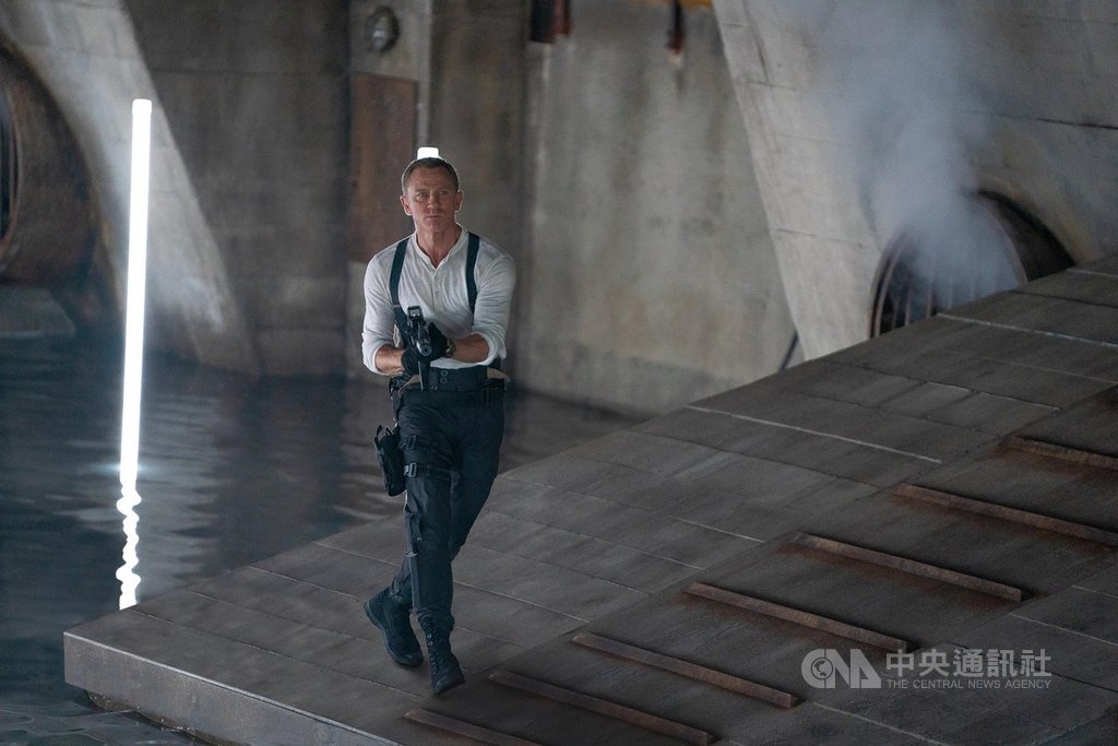 英國男星丹尼爾克雷格(Daniel Craig)(圖)主演的新片「007:生死交戰」,講述退休的情報員詹姆斯龐德,在英國中央情報局請託下重出江湖,在營救過程中,揭發了一個神祕的科技犯罪組織。(UIP提供)中央社記者洪健倫傳真 109年2月14日