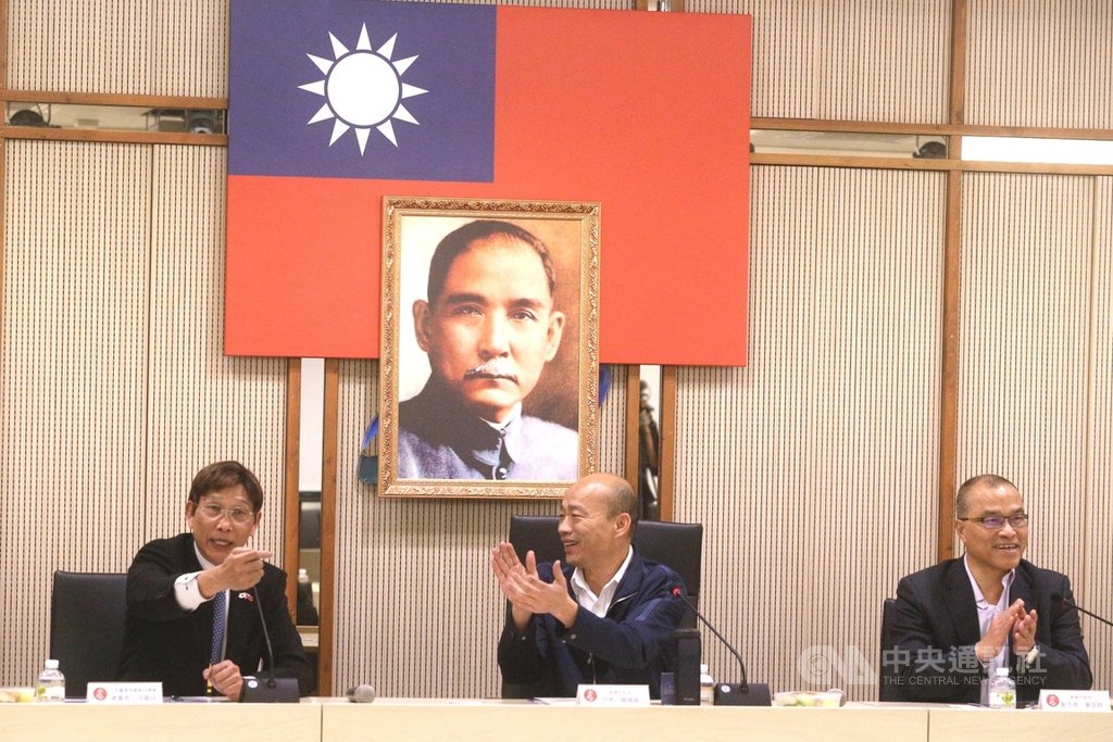 日本台灣商會聯合總會總會長河道台(左)14日率領訪問團成員前往高雄市政府鳳山行政中心拜會,高雄市長韓國瑜(中)、副市長葉匡時(右)親自接待。中央社記者董俊志攝 109年2月14日