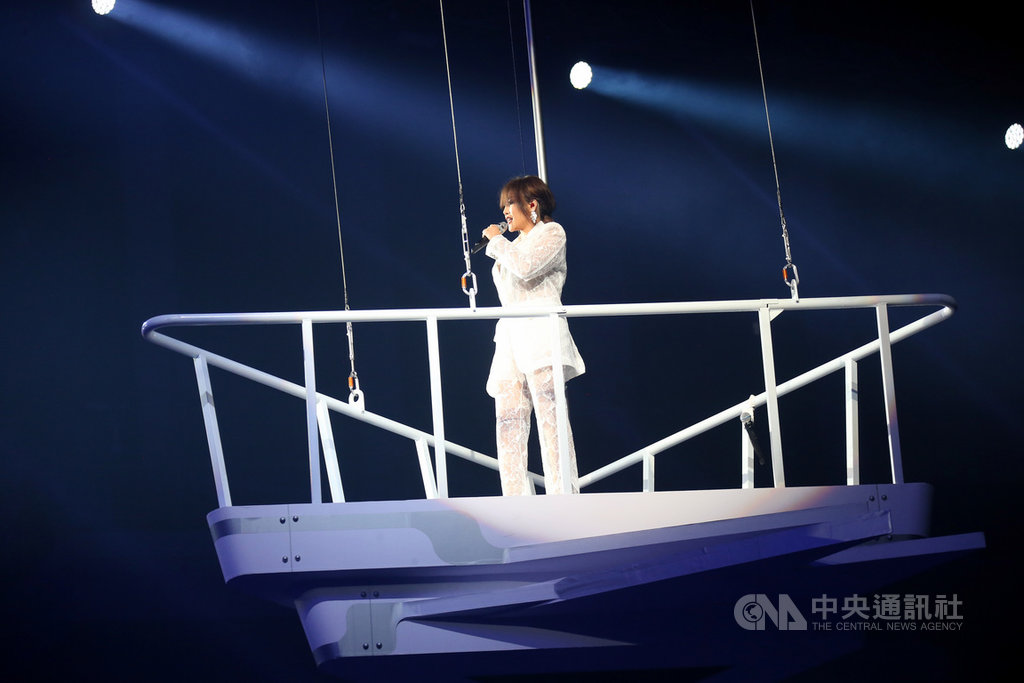 歌手A-Lin「Passenger旅.課」世界巡迴演唱會台北站,14日晚間在台北小巨蛋登場,A-Lin站在白色平台「旅課號」上亮相,為演唱會揭開序幕。(宜辰整合行銷提供)中央社記者陳秉弘傳真 109年2月14日