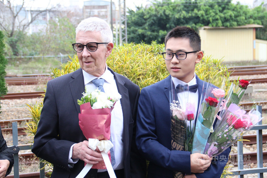 台灣25歲青年趙守泉(右)與76歲英國老爹Andy(左)108年2月在苗栗家鄉舉辦婚禮,事隔約一年,兩人在苗栗市戶政事務所完成登記,成為合法同婚伴侶。圖為108年兩人公開接受眾人獻花祝福。中央社記者管瑞平攝 109年2月14日