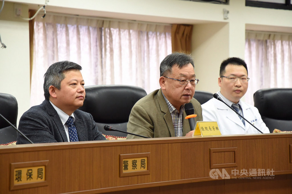 澎湖縣政府14日召開2019新型冠狀病毒防疫會議,由縣長賴峰偉(中)主持,邀請三總澎湖分院院長張芳維(左)及感染科主任吳瑞欣(右)談預防之道。(澎湖縣政府提供)中央社 109年2月14日