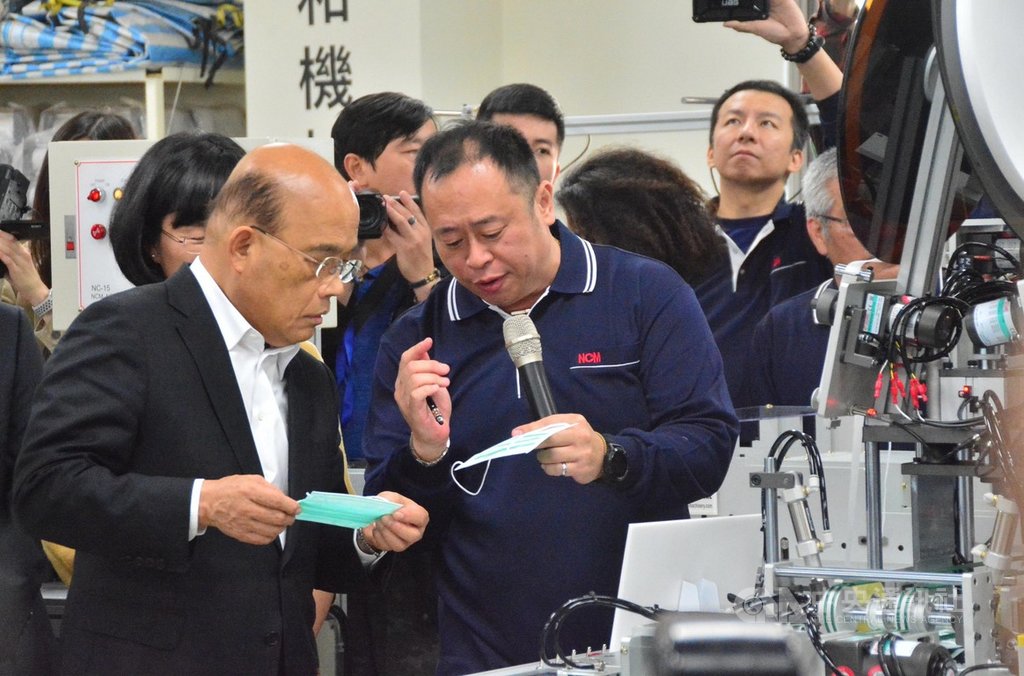 行政院長蘇貞昌(前左)14日前往新北市鶯歌區權和機械有限公司,視察口罩設備生產新機組,並聽取簡報。中央社記者黃旭昇新北攝 109年2月14日