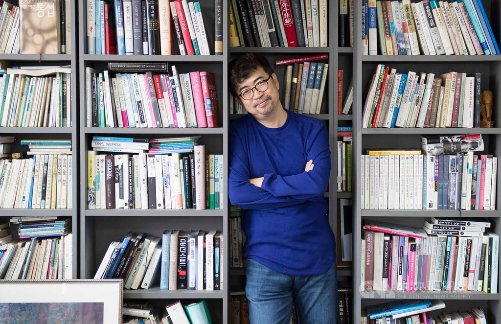 南韓作家金琸桓以MERS風暴為本,撰寫新作「我要活下去:韓國MERS風暴裡的人們」一書,對染病者受到排擠,他表示,傳染病擴散絕不是個人的錯誤,而是系統出現問題;跨國境的合作才是最重要的。(時報文化提供)中央社記者陳政偉傳真 109年2月14日