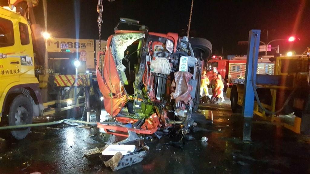 高市水箱車13日出勤時在鳳山區與拖車發生擦撞,水箱車翻覆,造成車內5人受傷,其中1人到院前無呼吸心跳(OHCA),1人意識不清,另3人肢體擦傷,均送醫。(高市消防局提供)中央社記者陳朝福傳真 109年2月13日