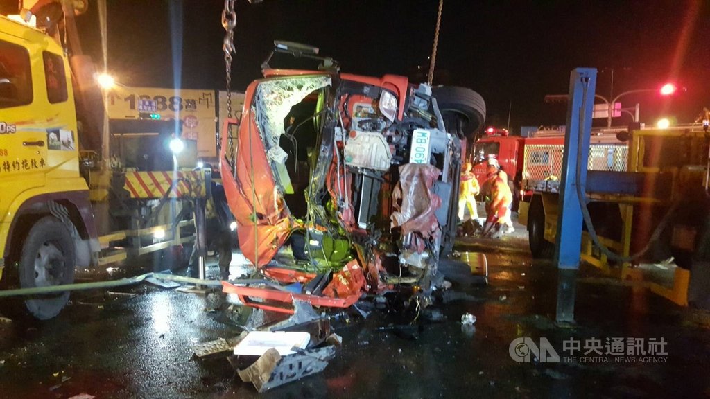 高市水箱車13日出勤時在鳳山區與拖車發生擦撞,水箱車翻覆,造成車內5人受傷,其中1人到院前無呼吸心跳(OHCA),1人意識不清,另3人肢體擦傷,均送醫。(高市消防局提供)中央社記者陳朝福傳真 109年2月13日