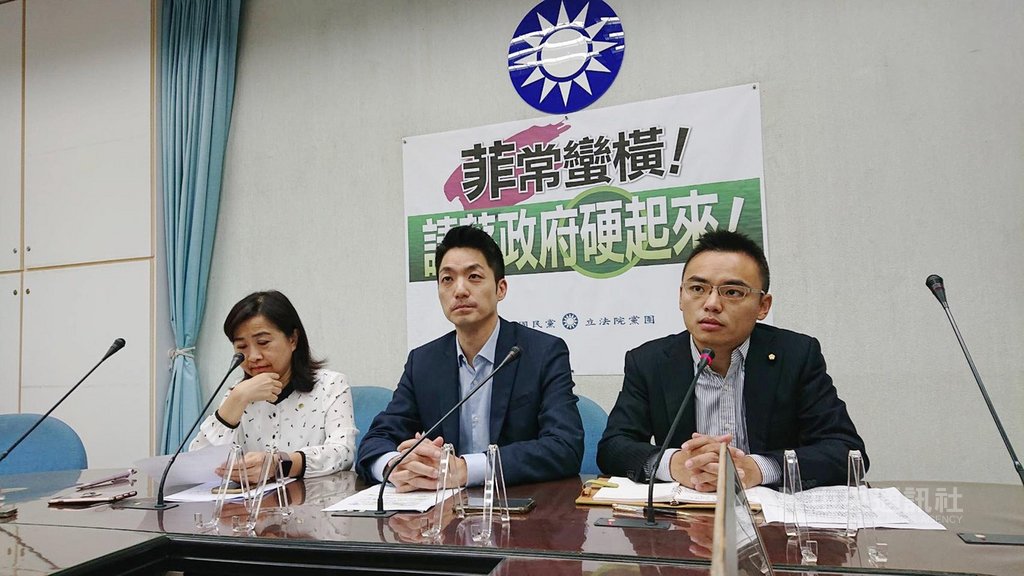 針對菲律賓政府拒絕解除對台旅行禁令,國民黨立法院黨團書記長蔣萬安(中)、首席副書記長林奕華(左)、立委洪孟楷(右)14日召開記者會,表達嚴正抗議,也呼籲政府對菲律賓採取更強硬的態度,捍衛中華民國國格與台灣人民的尊嚴。中央社記者王揚宇攝 109年2月14日