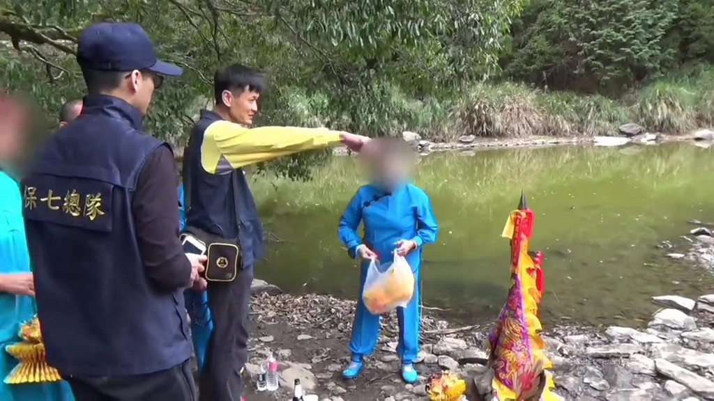 南橫天池位於玉山國家公園內,有部分宗教人士視為聖地,特地來此祭祀點香、燃燒紙錢;經保七總隊第六大隊加強查緝,開出天池重新開放後第一張涉及宗教祭儀的舉發單,並呼籲民眾一起維護國家公園珍貴資源。(保七第六大隊提供)中央社記者蕭博陽南投縣傳真 109年2月14日