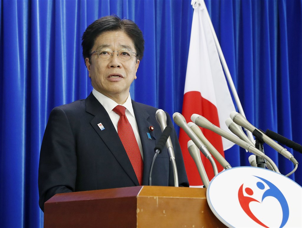 日本政府厚生勞動省14日表示,家住愛知縣的60多歲男性確診武漢肺炎。另外,日本放送協會(NHK)報導,一名住在北海道的50多歲男性14日確診感染武漢肺炎。圖為日本厚生勞動大臣加藤勝信。(共同社提供)