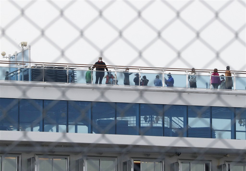 日媒報導,鑽石公主號遊輪到13日為止,加總旅客與船組員共有218人確診武漢肺炎,其中8人為重症。(共同社提供)