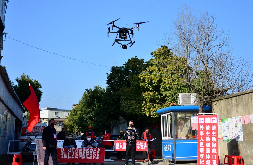 中國使用無人機進行武漢肺炎疫情管控。圖為安徽省合肥市一個社區用無人機的喇叭向居民宣傳疫情防控知識。(中新社提供)