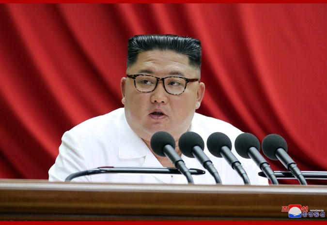 北韓領導人金正恩下令，若在隔離期間脫離指定場所，將被軍法處置。所有政府人員與住在北韓的外國人士，都必須無條件遵守隔離令。（圖取自北韓中央通信社網頁kcna.kp）