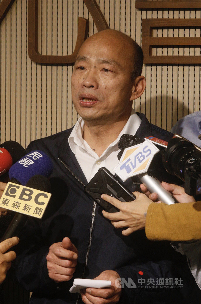 日本台灣商會聯合總會一行人14日下午前往高雄市政府鳳山行政中心拜會,高雄市長韓國瑜(圖)親自接待,會後接受媒體聯訪。中央社記者董俊志攝 109年2月14日