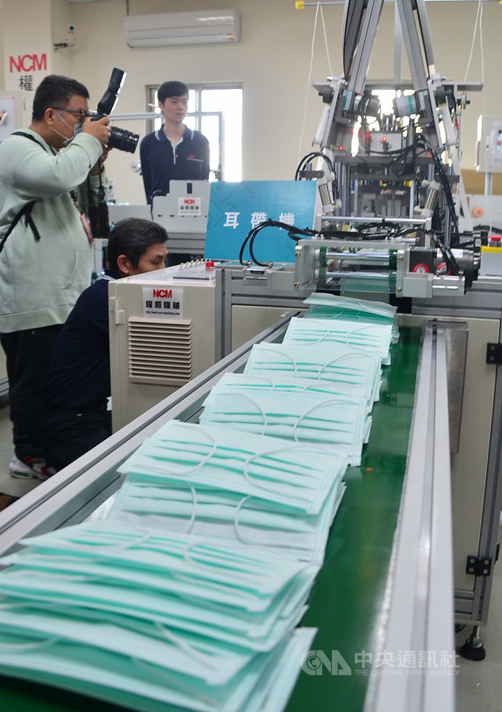 行政院長蘇貞昌14日前往新北市視察口罩設備生產新機組情形,瞭解製程進度,希望為國人健康把關。圖為耳帶機。中央社記者黃旭昇新北攝 109年2月14日