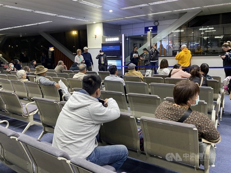 菲律賓可靠消息人士告訴中央社記者,菲律賓政府官員14日經過激烈辯論,決定解除對台灣旅行禁令。圖為11日滯留馬尼拉機場旅客。(民眾提供)中央社記者陳妍君傳真 109年2月11日