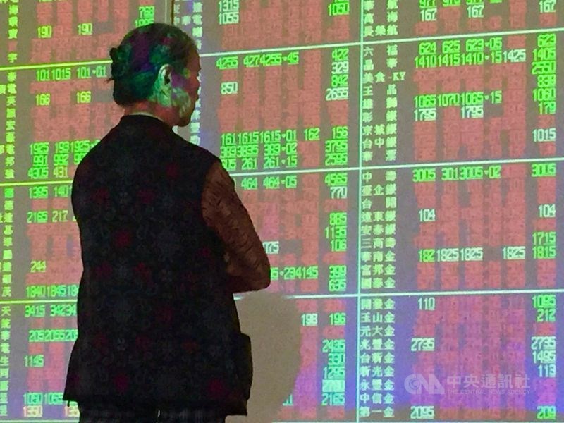 台北股市14日持續走高,盤中突破11800點,法人認為,武漢肺炎疫情早晚會過去,台股短線偏多,仍有機會緩步向上。(中央社檔案照片)