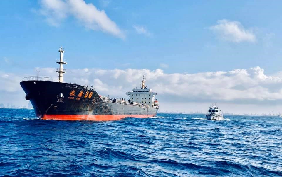 中國「豐溢9969」抽砂船、「長鑫36」運砂船(左)2019年在台灣淺堆盜採砂石被查獲。(圖取自facebook.com/CGA4U)