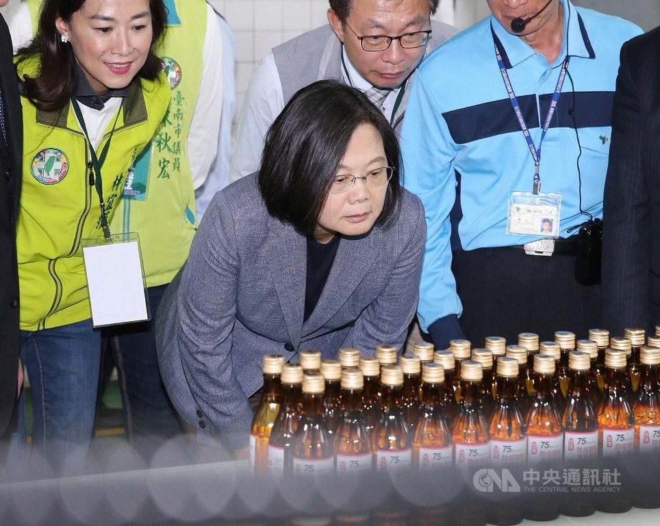 總統蔡英文(中)14日到台南台灣菸酒公司隆田酒廠視察防疫用酒精生產線,了解75度防疫酒精供貨情形。中央社記者郭日曉攝 109年2月14日