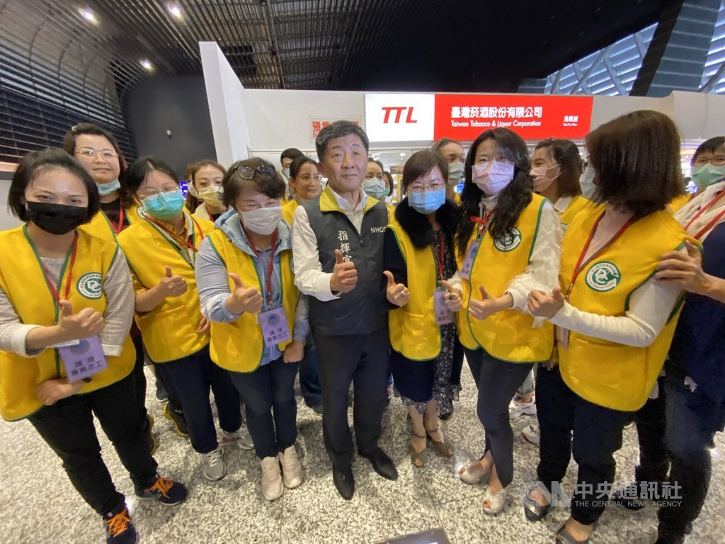 中央流行疫情指揮中心指揮官、衛福部長陳時中(前中)15日前往桃園國際機場,慰問支援機場檢疫的第一線防疫人員與志工。中央社記者邱俊欽桃園機場攝 109年2月15日
