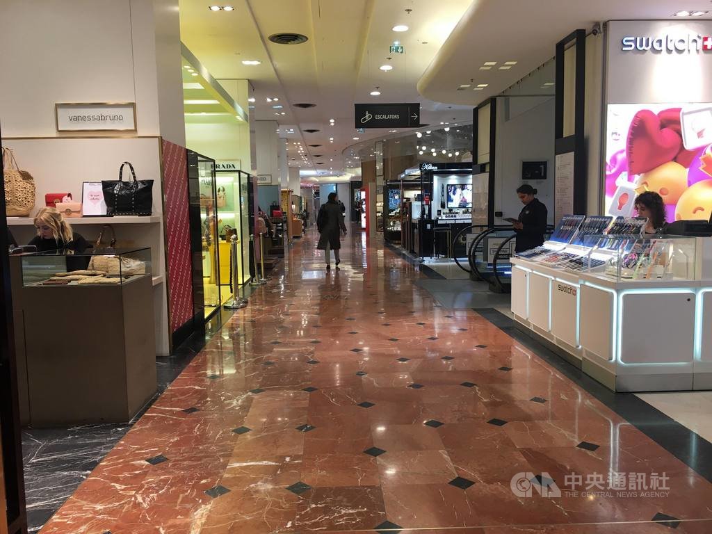 武漢肺炎衝擊全球觀光業,依賴中國客源的精品業首當其衝。法國拉法葉百貨近日出現空蕩情形,從業人員表示,部分較為依賴中國客群的店家,銷售額已掉至少5成。圖攝於2月13日。中央社記者曾婷瑄巴黎攝 109年2月14日