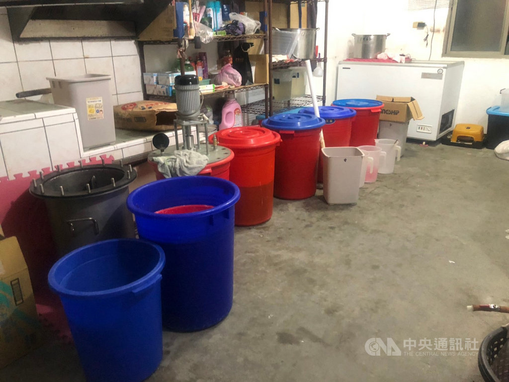 屏東地檢署13日在屏東萬丹鄉一處偏僻處的鐵皮屋農舍查獲安非他命製毒工廠,現場查扣安非他命、K他命成品及半成品。(屏東地檢署提供)中央社記者郭芷瑄傳真 109年2月15日